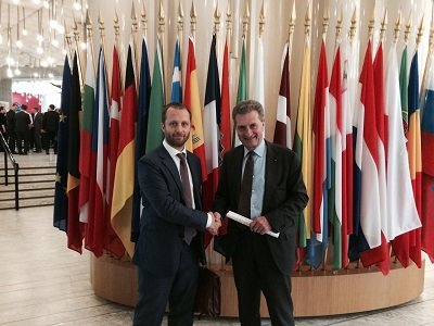 EU Kommisar Günther Oettinger mit DIGITAL SME Generalsekretär Toffaletti zur neuen Cyber-Security Partnerschaft